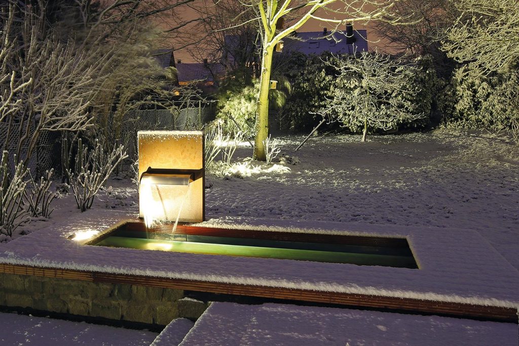 Cortenstahl-Gartenbrunnen Wasserfall Gartenwasserfall mit Teichbecken aus GFK Architektonisches Wasserbecken