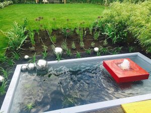 Gartenbrunnen aus Aluminium mit Teichbecken rechteckig Umrandung für Teichbecken