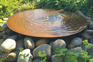 Große Cortenstahl-Wasserschale Gartenbrunnen groß riesig imposant Cortenbrunnen Design