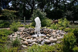 Klassischer Gartenbrunnen Fontänenbrunnen Brunnen mit hoher Fontäne Antiker Gartenbrunnen für Bauerngarten Hof Park Schloss Burg