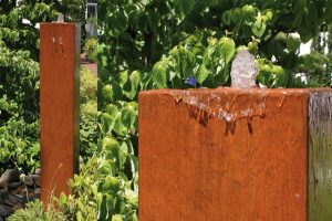 Kleiner Garten-Springbrunnen Cortenstahlbrunnen Springbrunnen Säule aus Corten hoher Brunnen schmal