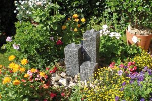 Kleiner Steinbrunnen Gartenbrunnen klein Gartenspringbrunnen wenig Platz Wasser im Garten