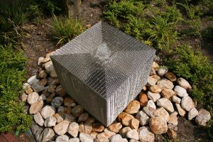 Moderner Edelstahlbrunnen Gartenbrunnen modern Optik Edelstahlbrunnen tolle Form Geflecht Beleuchtung