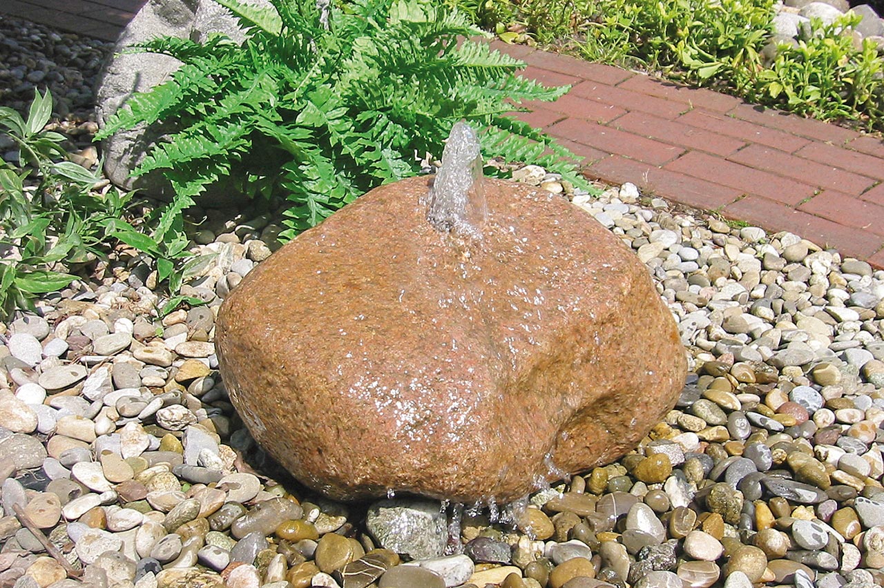 Kleiner Stein-Gartenbrunnen Findlingsbrunnen mit Lochbohrung