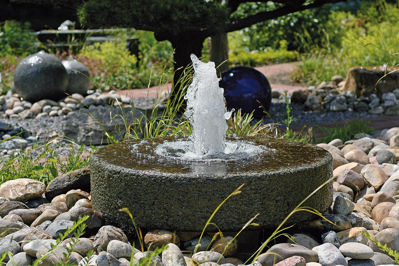 Stein-Gartenbrunnen Steinbrunnen Brunnen aus Stein Garnitsteinbrunnen Mühlsteinbrunnen Stein-Wasserschale aus Springbrunnen mit Fontäne