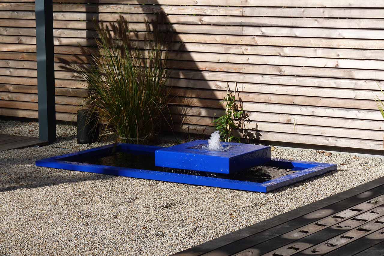 Gartenbrunnen aus Aluminium modern blau Holz moderner Garten Design